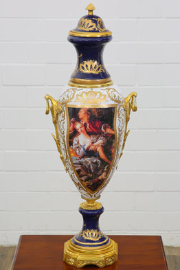 Porzellan Vase mit Bildnis-Medaillon