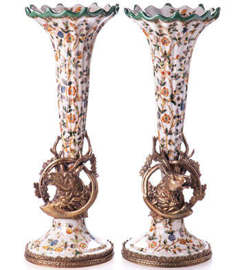 Kelchvasen mit Hirschen, 2 x Vasen mit Bronze Hirschen - Jagdthrophäen, Historismus Vasen Set - Sammlerstücke !